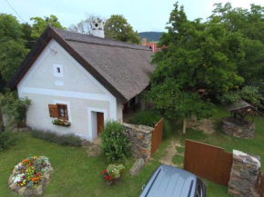 ​Thatch-roofed Peasant Style House in Lovely Private Setting - Nádtetős parasztház meghitt környezetben